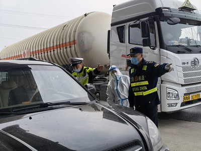 徐州交警堅(jiān)守一線，筑牢防疫“安全墻”保障道路貨物運(yùn)輸安全暢通